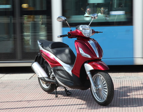 Piaggio Beverly 300 ie (frontal)