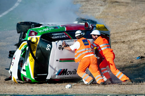 Accidente espectacular de Antonio Ricciardi en la Mini Challenge (Jarama) sec 4
