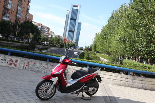 Piaggio Beverly 300 ie (lateral)
