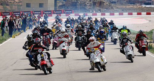 El Multiva Vespa Racing gana las 6 Horas de Resistencia en Motorland (1)