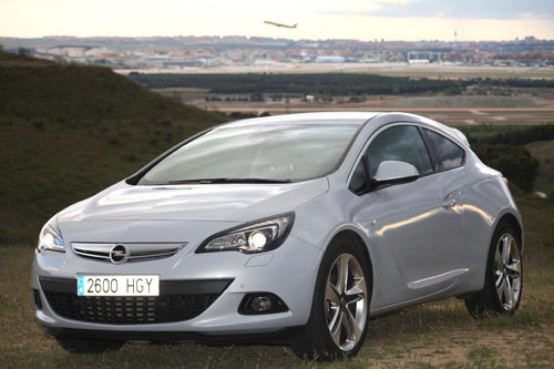 Opel Astra 1.6T (frontal)
