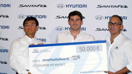 Casillas Hyundai donacion ONG Street Football World (2)
